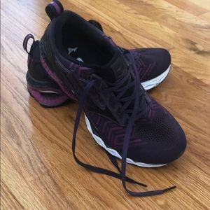 Like new Mizunos Wave Creation women’s size 9
